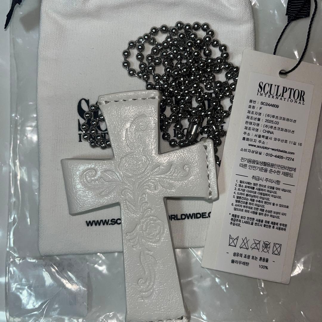 SCULPTOR ホワイトレザー 十字架 クロスストラップウォレット ネックレス