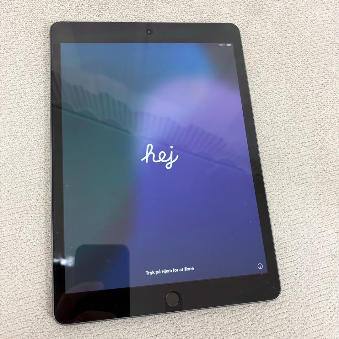 iPad Wi-Fi 32GB - スペースグレイ（第7世代）カバー付き