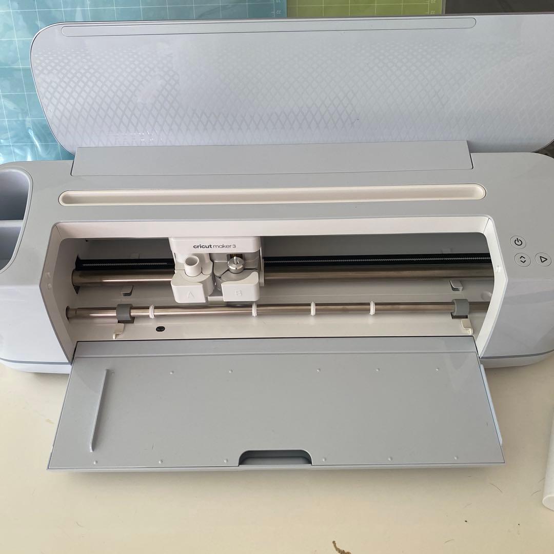 お値下げ中【美品】ほぼ未使用クリカットメーカー3 ＋カッティングシート3枚