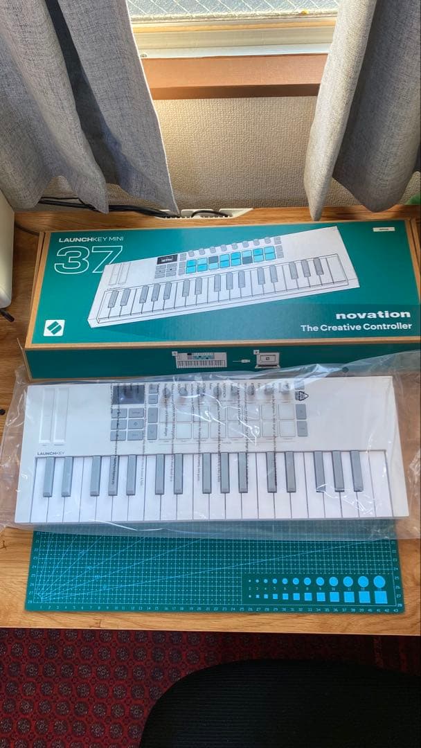 Novation Launchkey Mini 37 MK4 MIDIキーボード