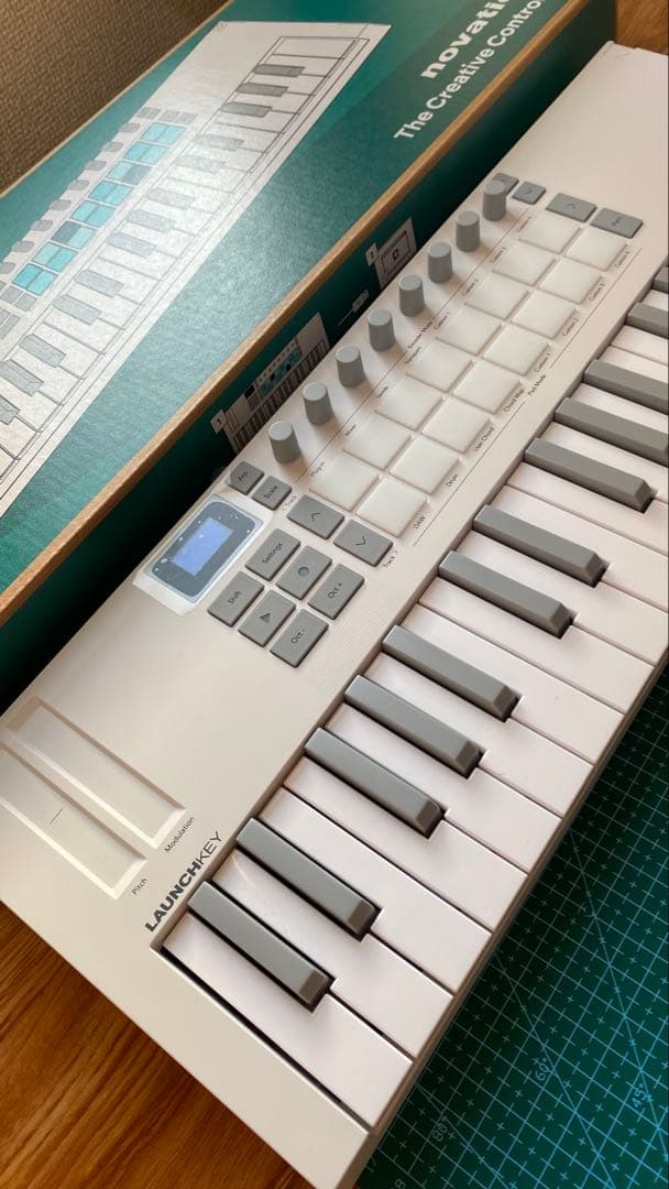 Novation Launchkey Mini 37 MK4 MIDIキーボード