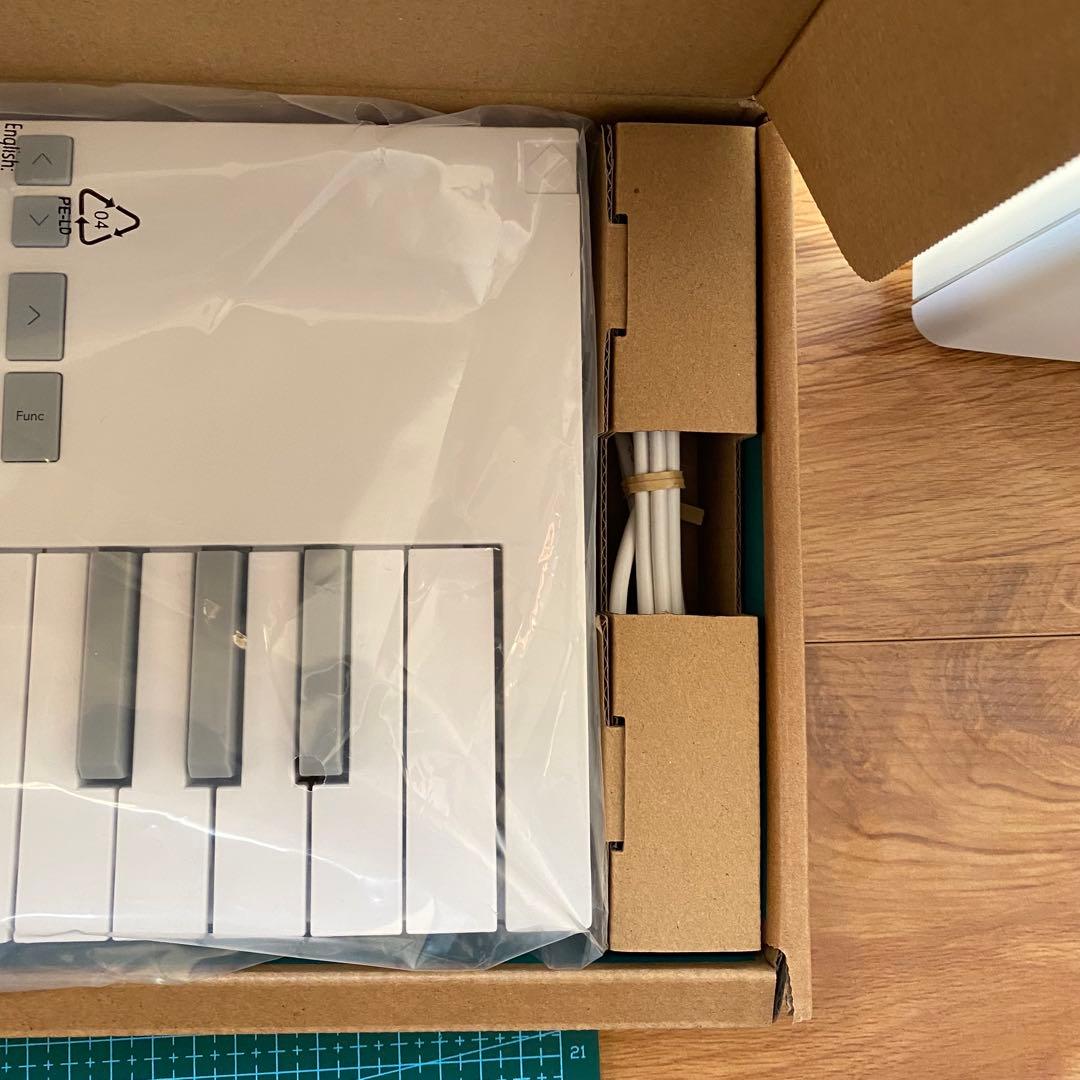 Novation Launchkey Mini 37 MK4 MIDIキーボード