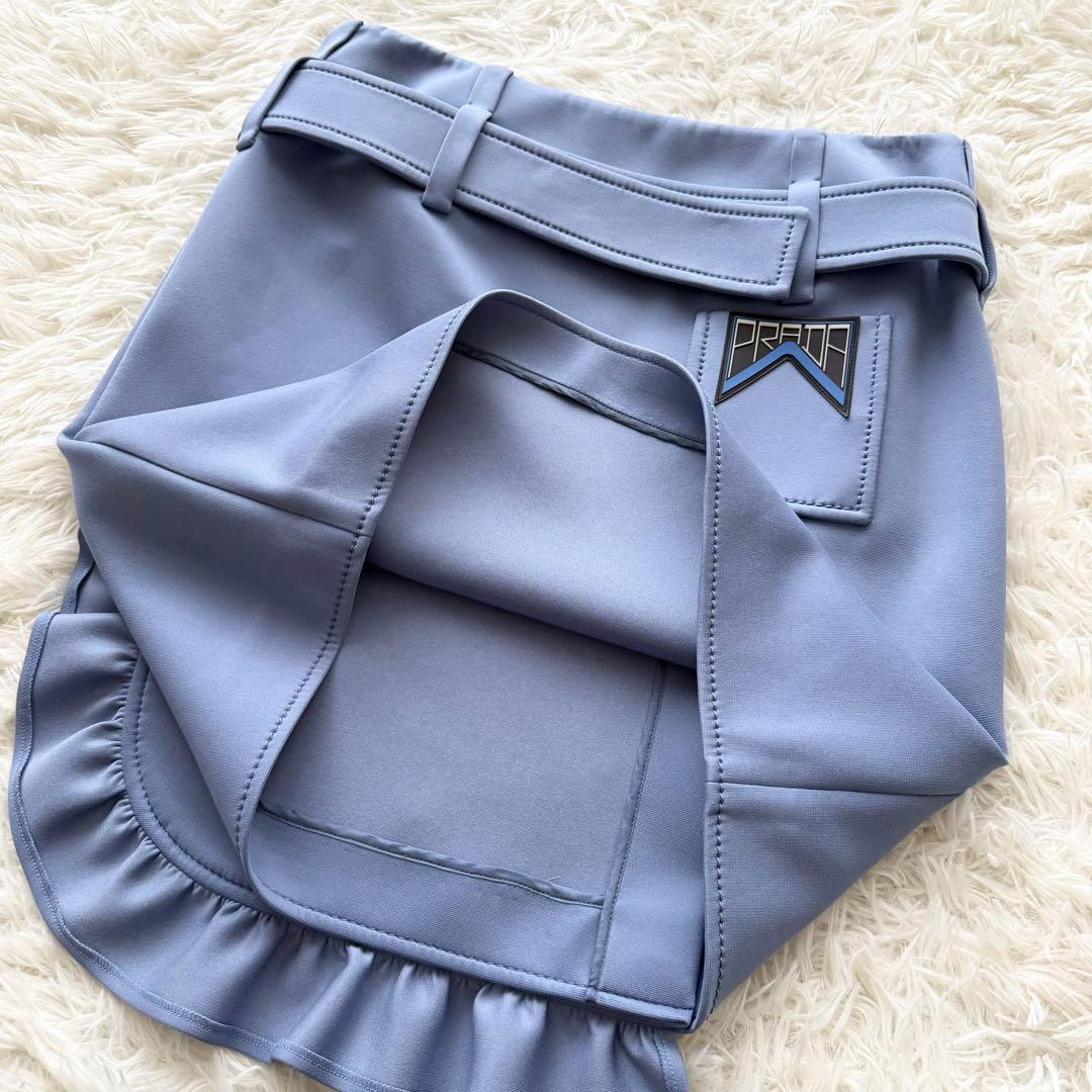 【プラダ】ミニスカート　フリル　青　サイズ40 ロゴ装飾　ベルト