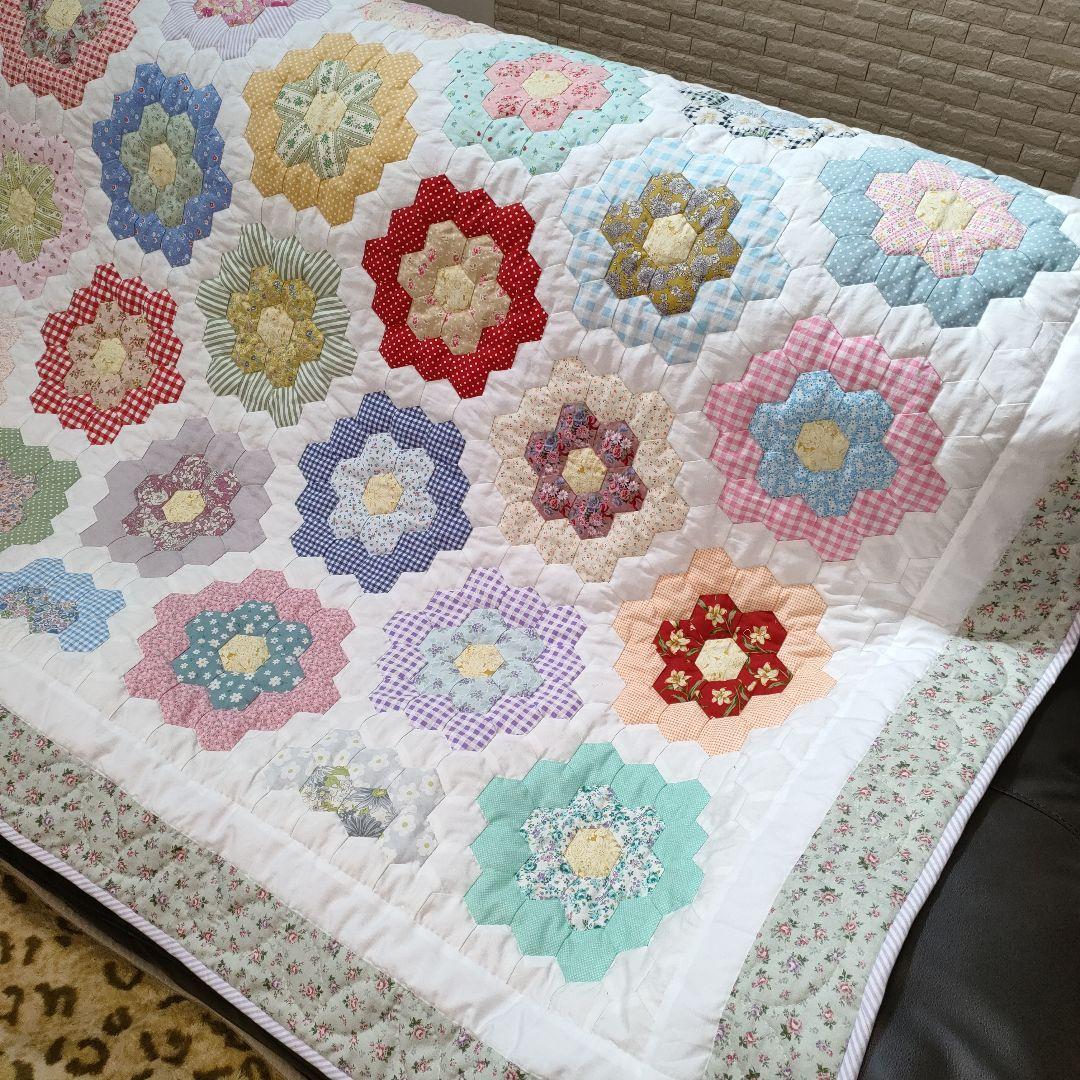 ハンドメイド　パッチワーク　キルト　ベッドカバー　花柄　おばあちゃんの花園
