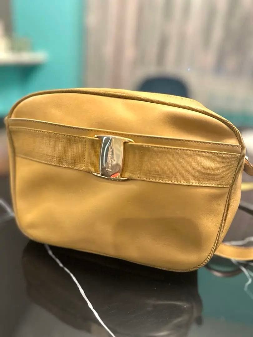 フェラガモ　マスタードポシェット