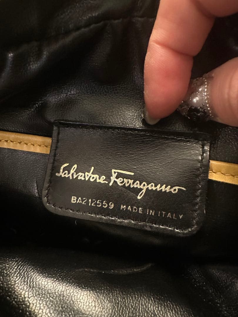 フェラガモ　マスタードポシェット