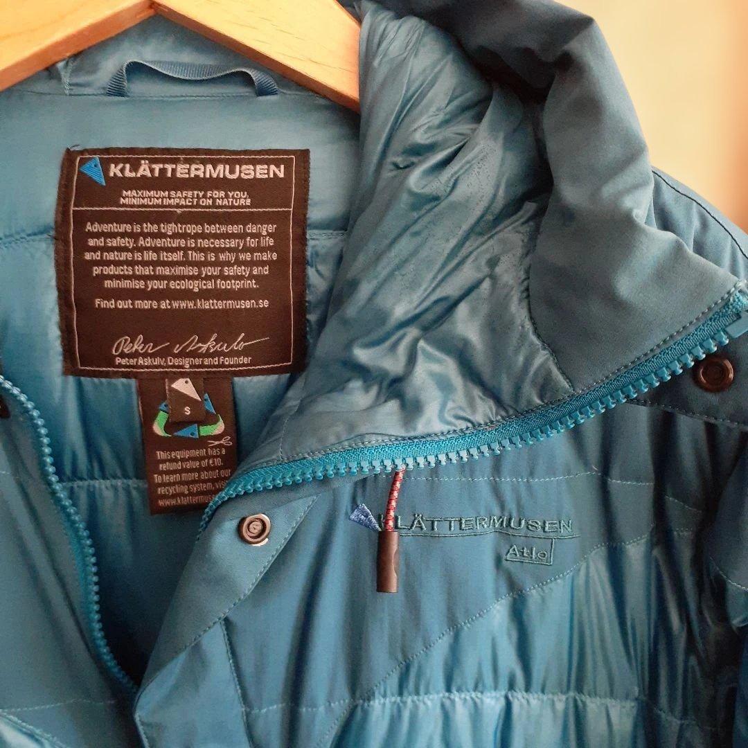 最終お値下げです！ KLÄTTERMUSEN フード付きダウンジャケット 青