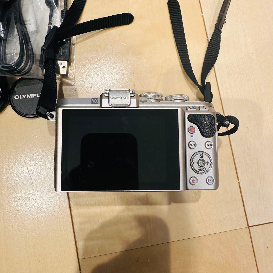 OLYMPUS E-PL8本体とレンズ