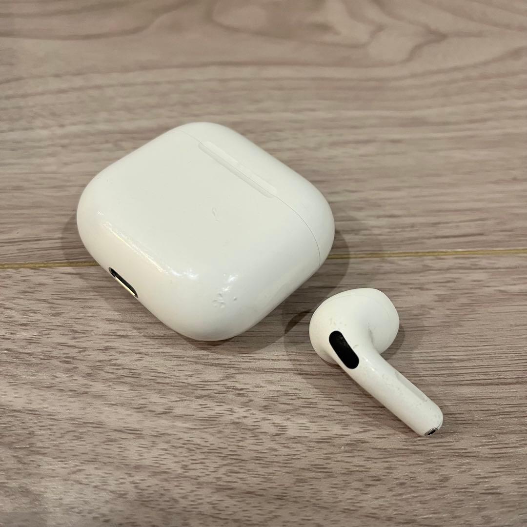 AirPods4 ケースと左耳