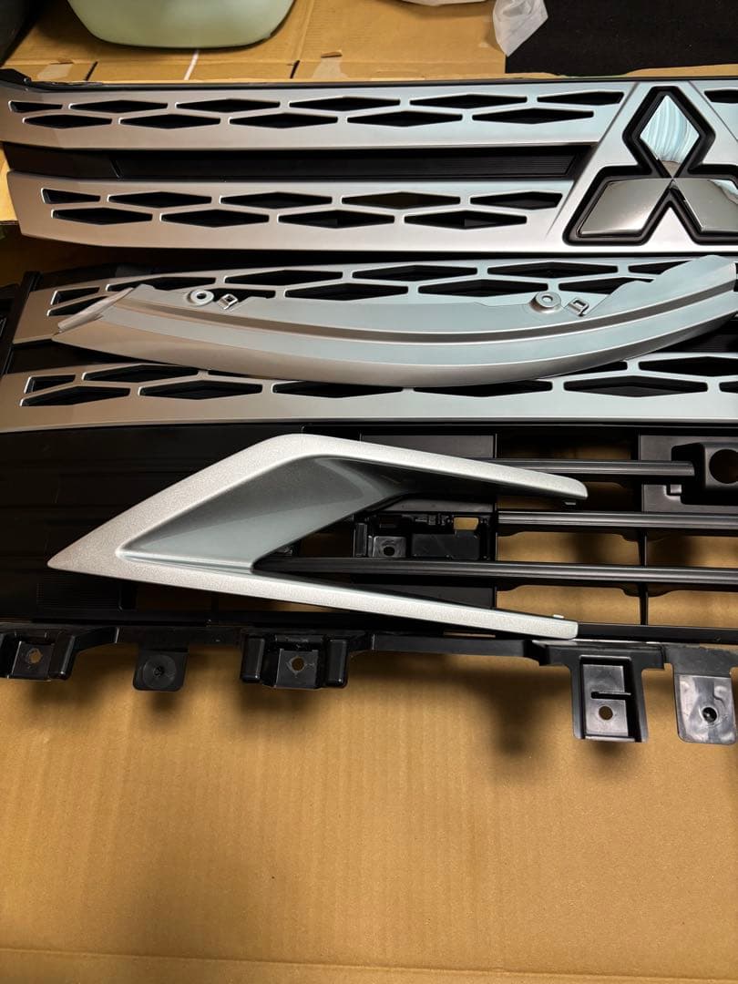 三菱 デリカ D5 後期　純正グリルセット