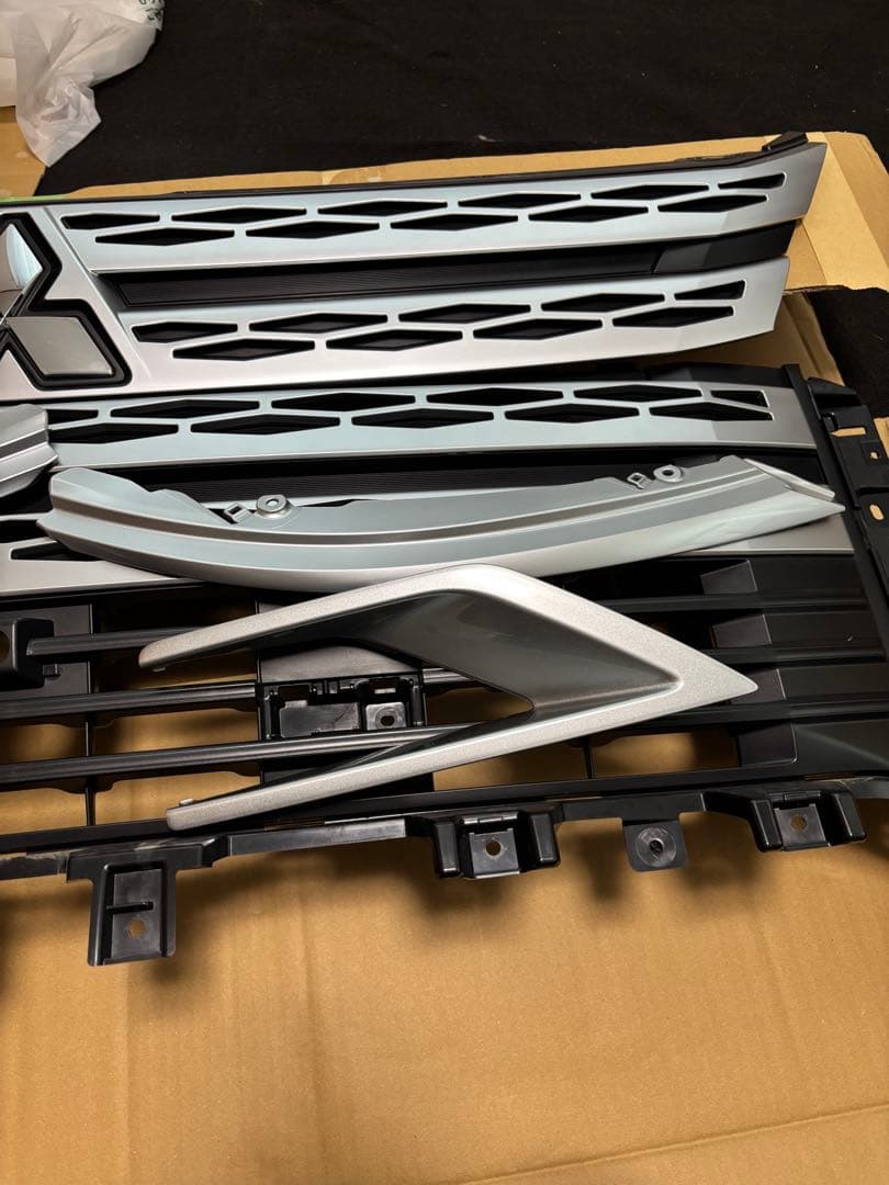 三菱 デリカ D5 後期　純正グリルセット