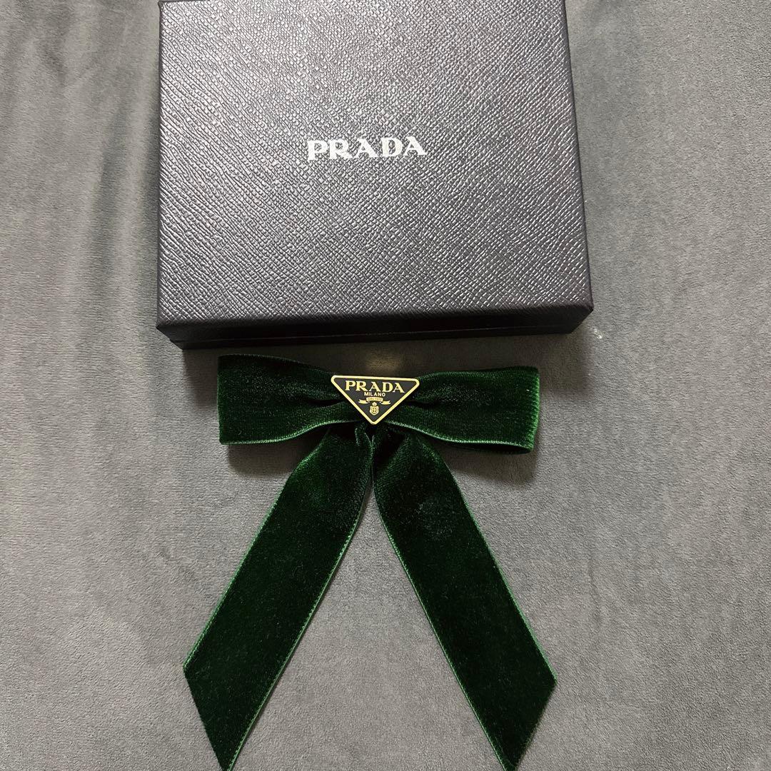 PRADA リボンベルベットバレッタ（グリーン）　ファンデーション付き