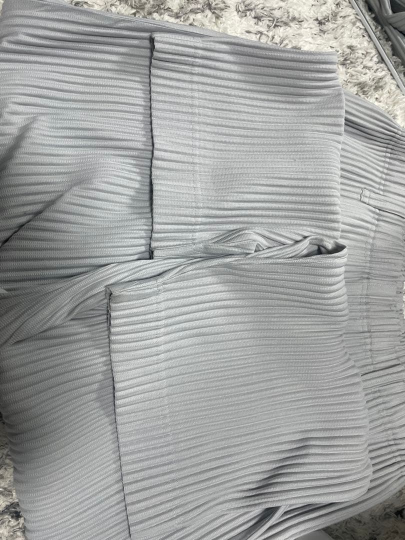 プリーツパンツ　ライトグレー　ベルトループ　サイズ3 オムプリッセイッセイミヤケ