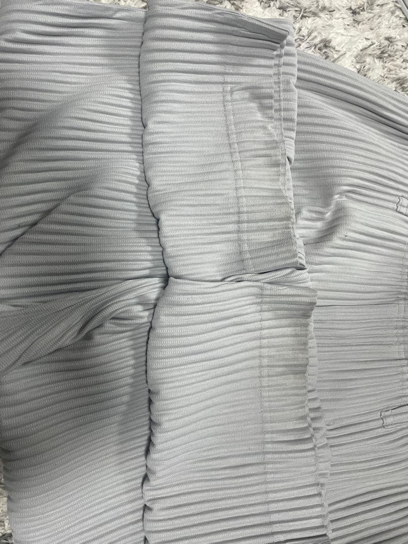 プリーツパンツ　ライトグレー　ベルトループ　サイズ3 オムプリッセイッセイミヤケ