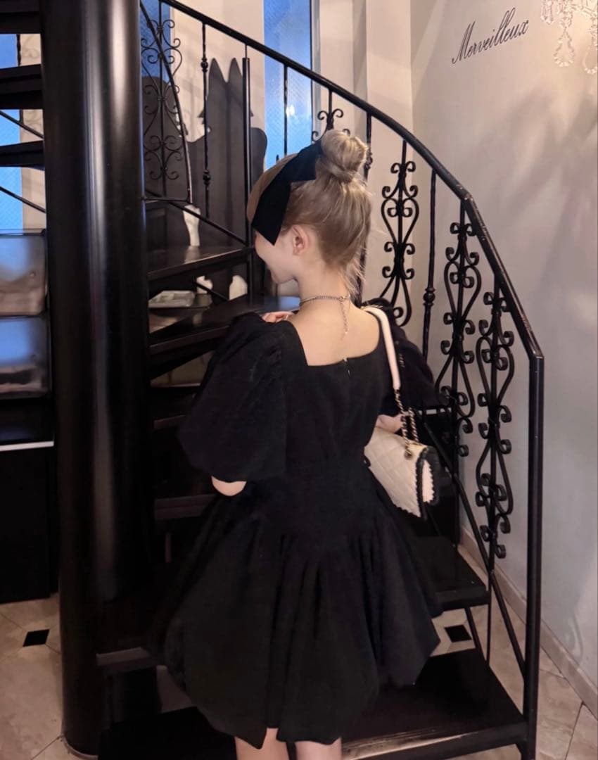 レース付きブラックミニワンピース