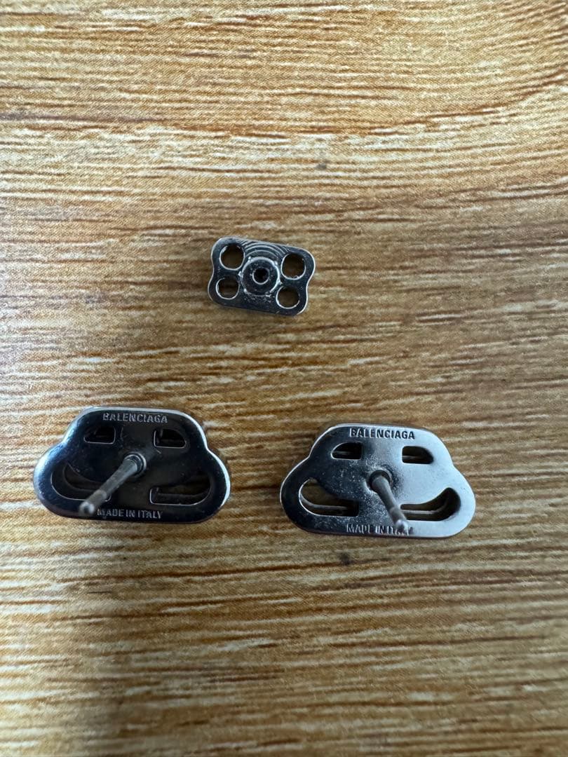 Balenciaga ロゴ入りメタルスタッドピアス