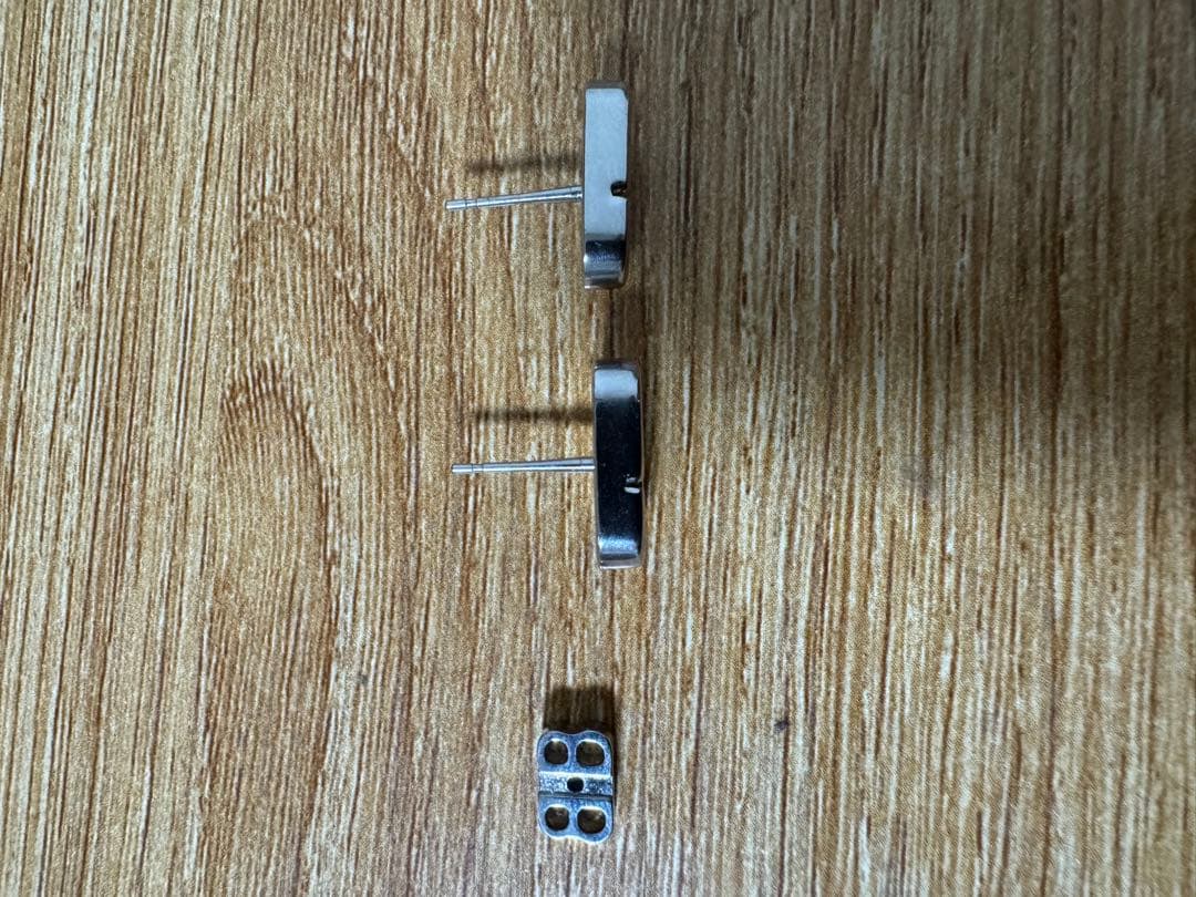 Balenciaga ロゴ入りメタルスタッドピアス