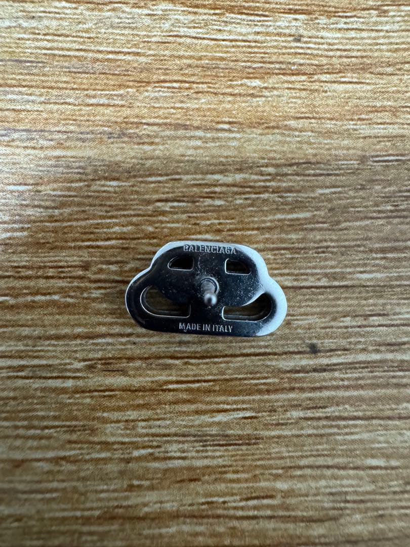Balenciaga ロゴ入りメタルスタッドピアス