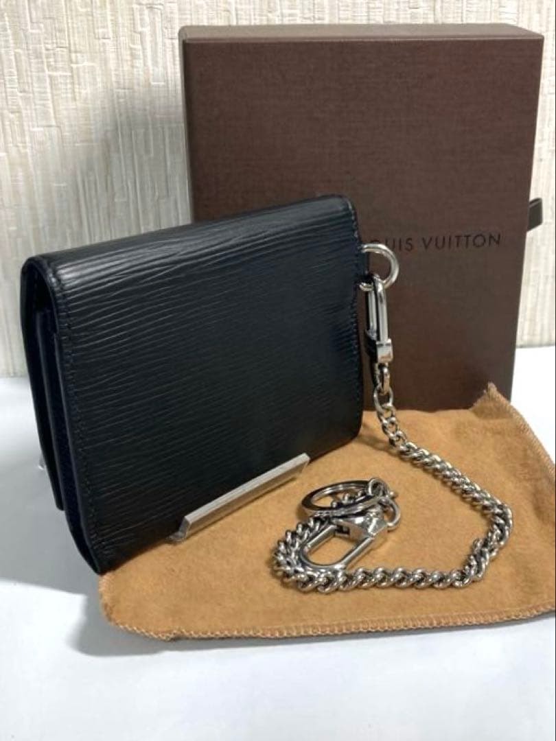 美品　ルイヴィトン　エピ　ノワール　LVサークル　チェーン付き　三つ折り財布