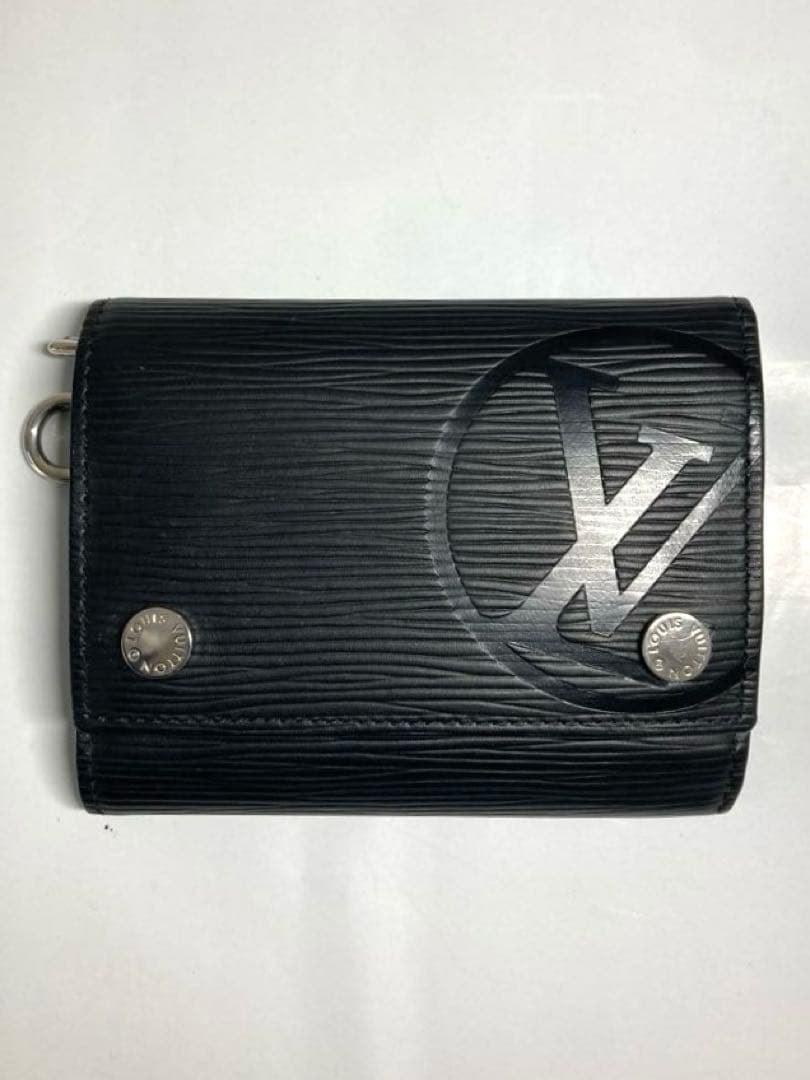 美品　ルイヴィトン　エピ　ノワール　LVサークル　チェーン付き　三つ折り財布