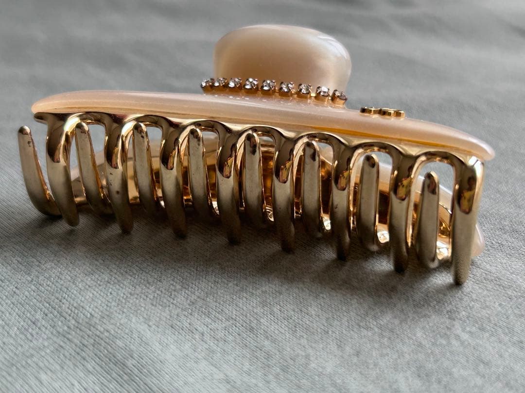 acca ストーン付きヘアクリップ ベージュ