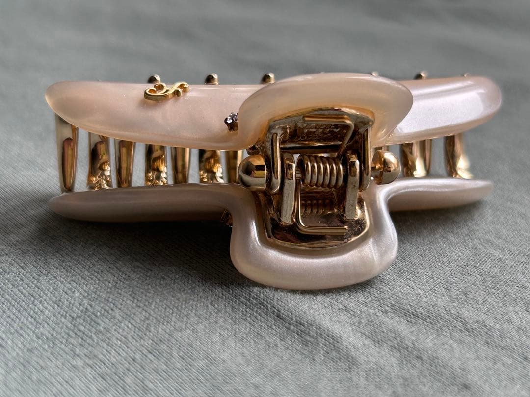 acca ストーン付きヘアクリップ ベージュ