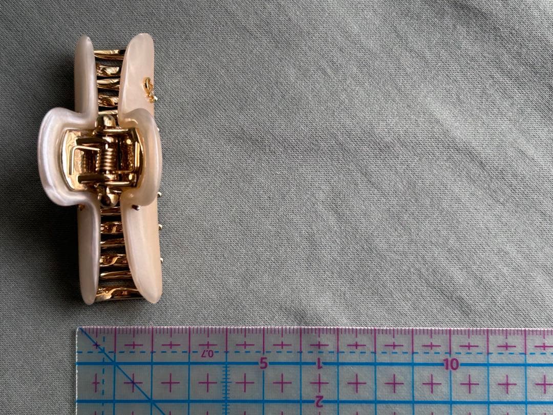 acca ストーン付きヘアクリップ ベージュ