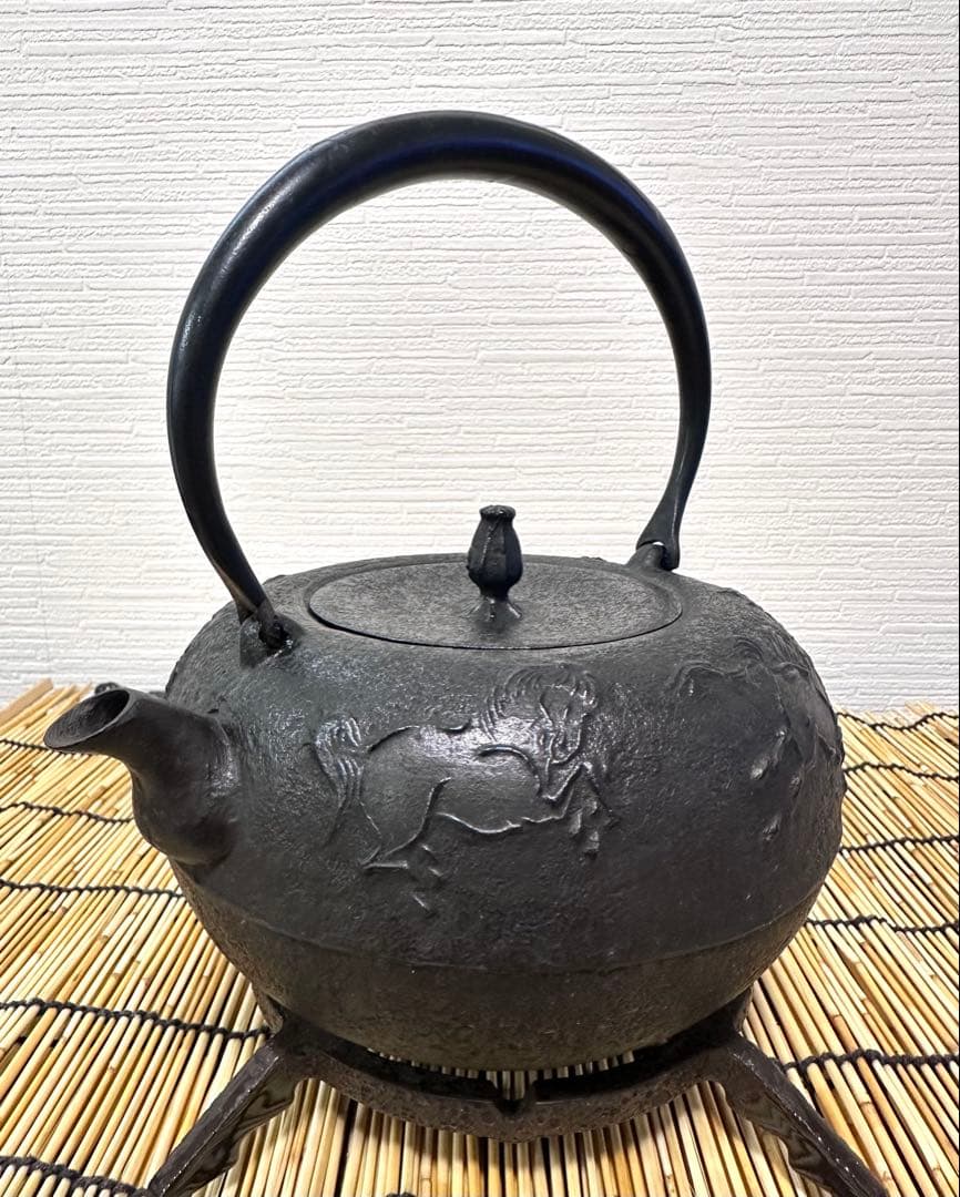 未使用品　南部伝統工芸士 及川寛治作　１３型姥口 馬　南部鉄瓶　南部鉄器　鉄瓶