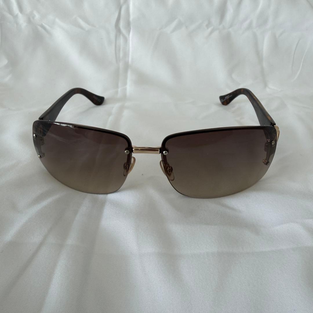 Gucci ブラウンサングラス ゴールドロゴ