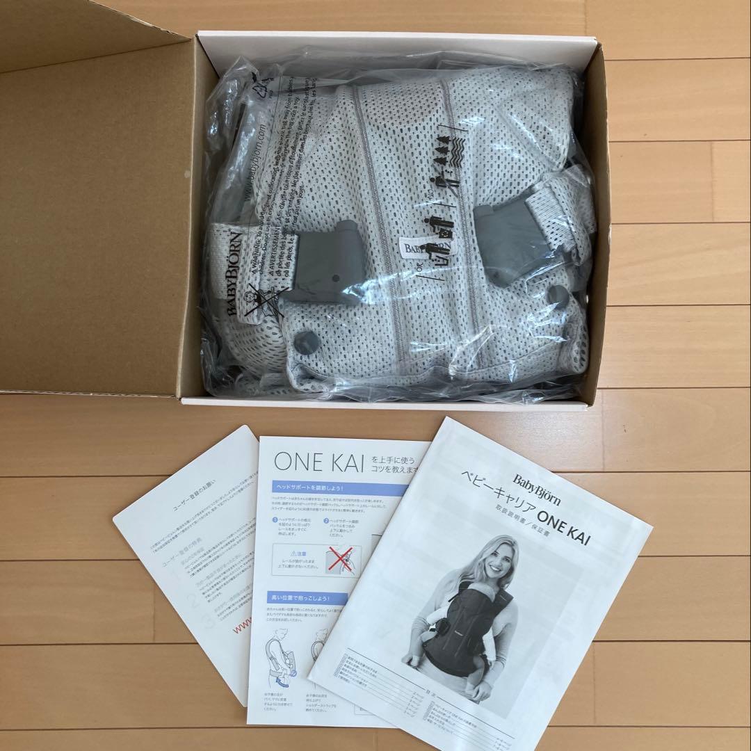 【未使用】BABYBJORNワンカイエアー抱っこ紐グレーメッシュ　スタイ付き