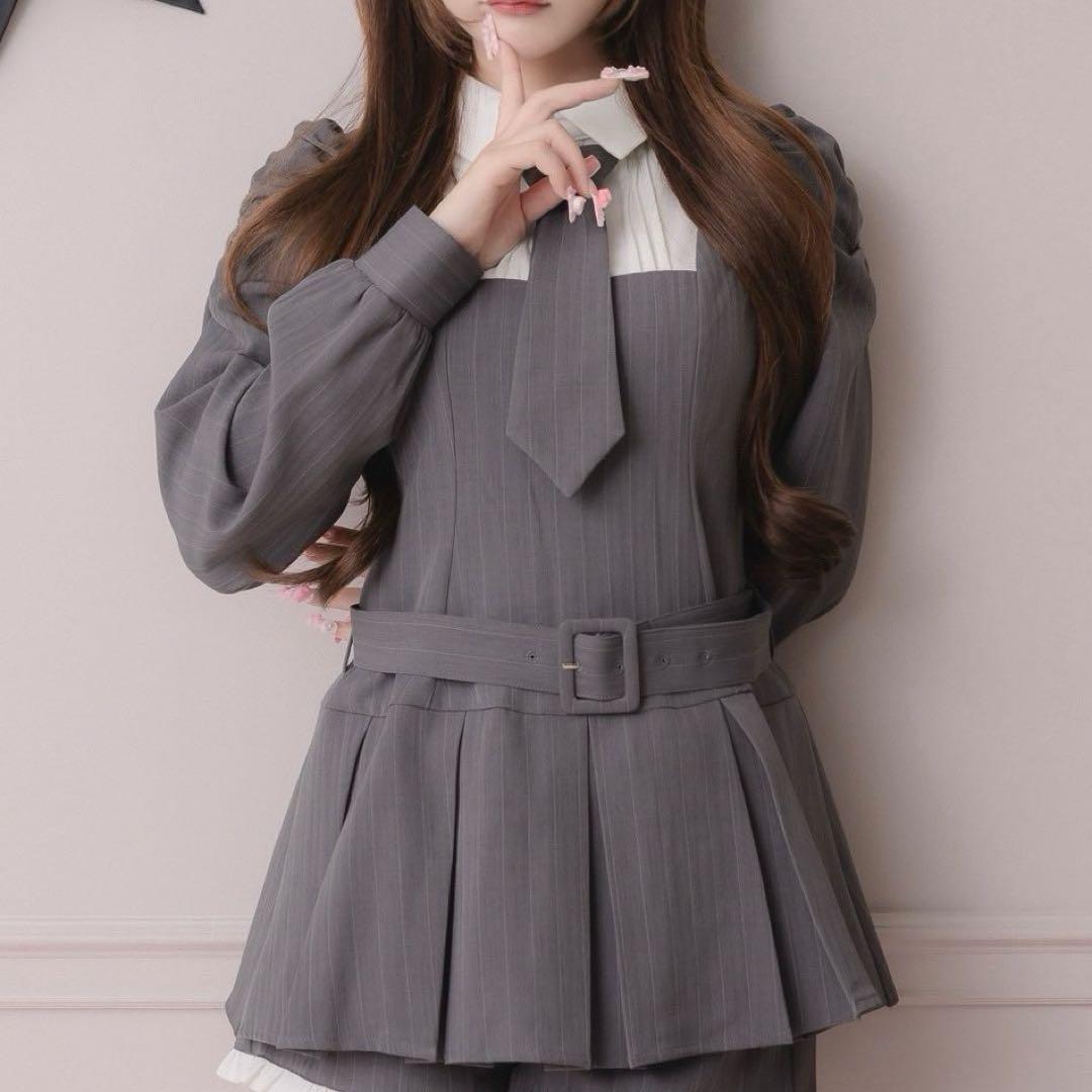 pium ネクタイ付きプリーツセットアップ グレーストライプ