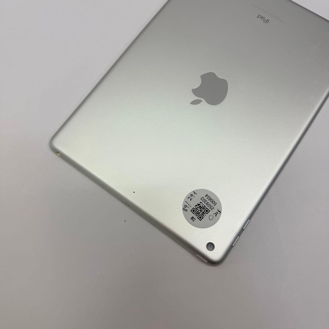 美品 iPad (第5世代)シルバー32GB (A1822)