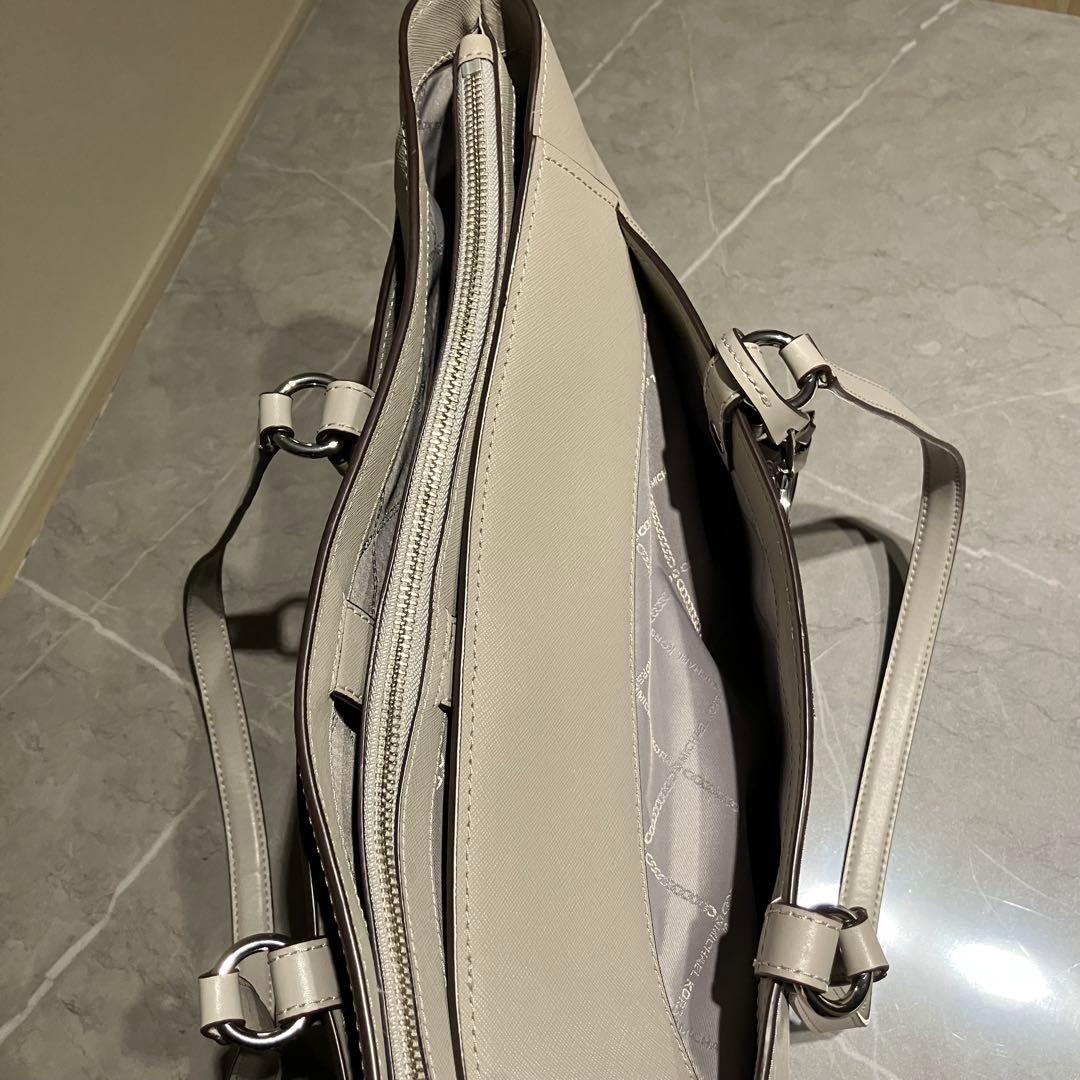 MICHAEL KORS トップジップ マルチファンクショントート パールグレー
