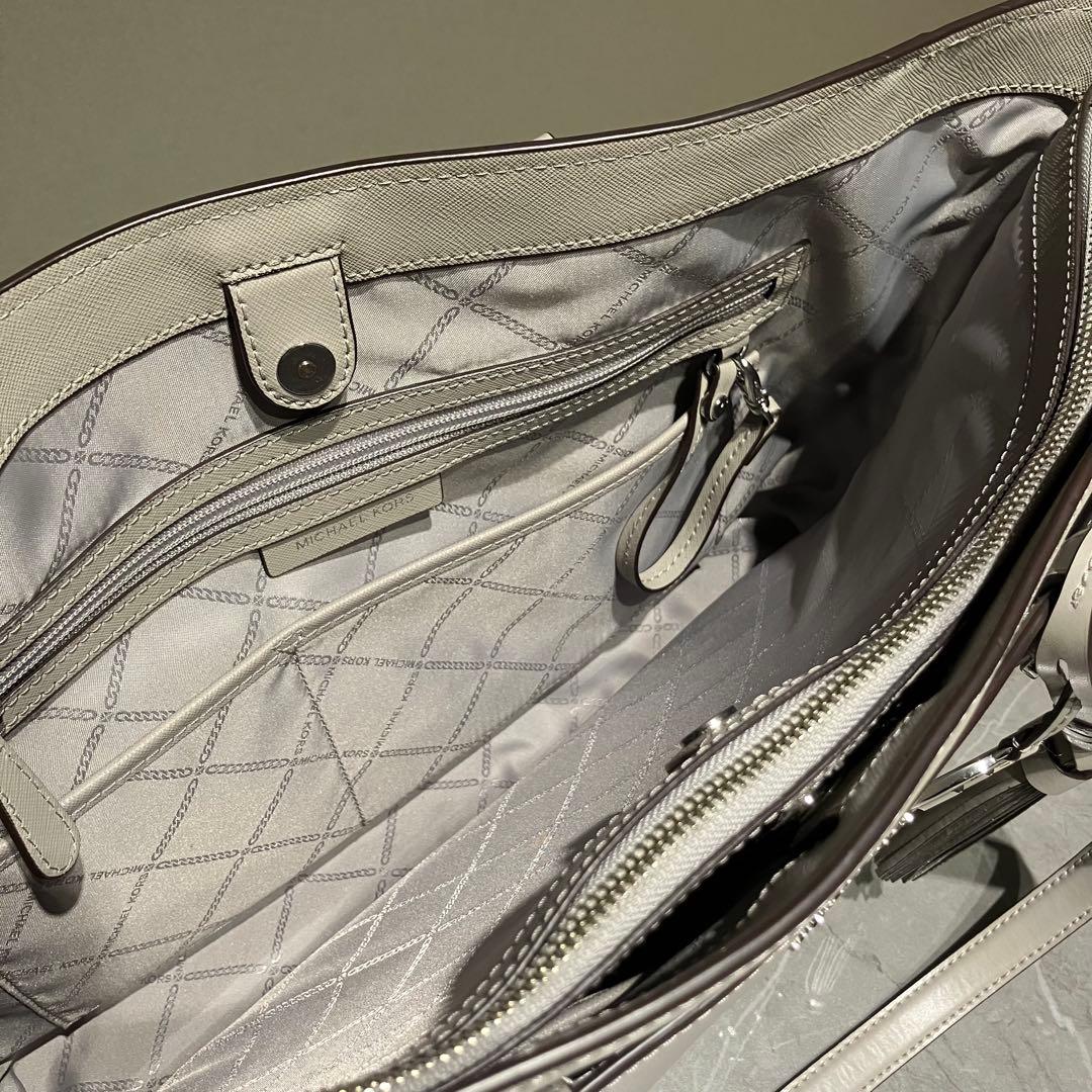 MICHAEL KORS トップジップ マルチファンクショントート パールグレー
