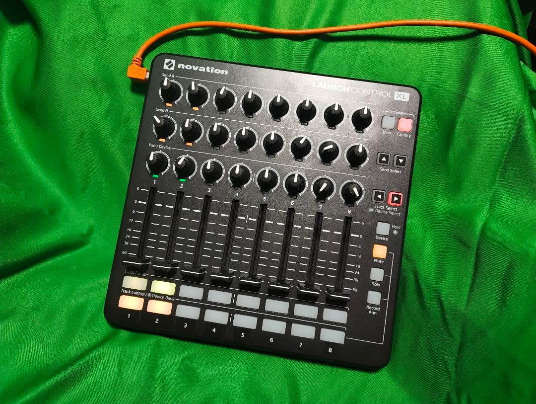 Launch Control XL mk2 MIDIコントローラー