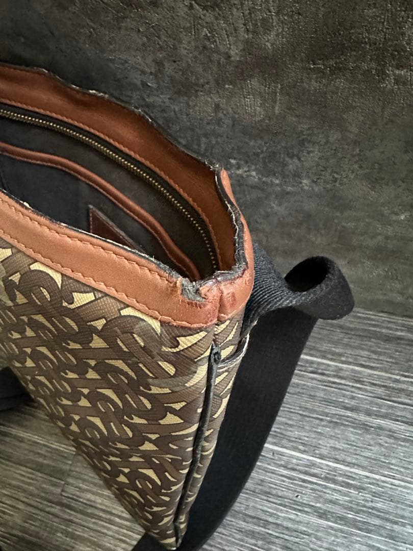 Burberry ショルダーバッグ　モノグラム　アナグラム