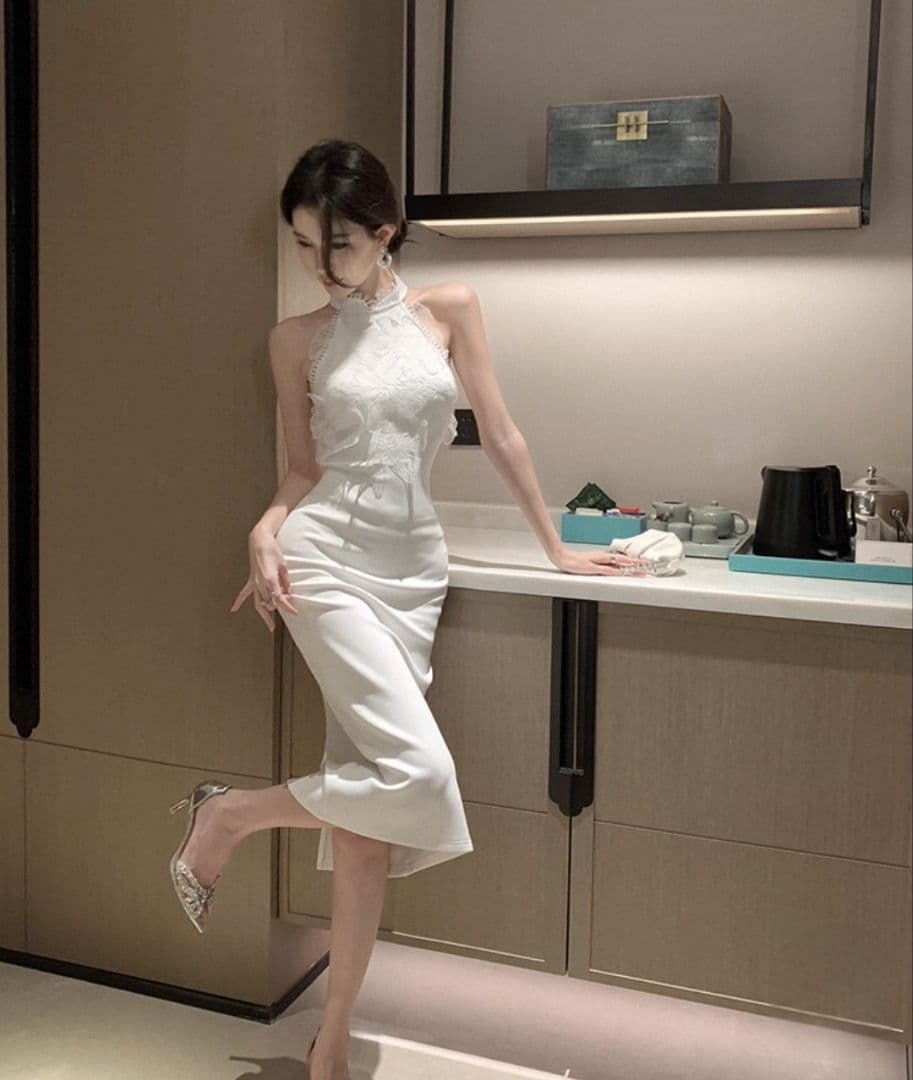 ホルターネックドレス　ミディ丈　ドレス　キャバドレス　白　タイト 上品