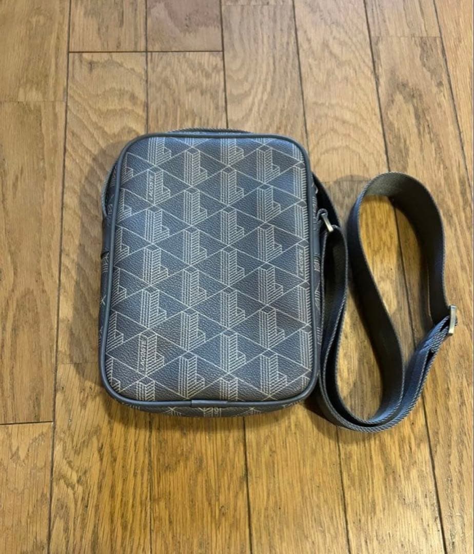 LACOSTEラコステ モノグラムバーティカルショルダーバック チャコールグレー