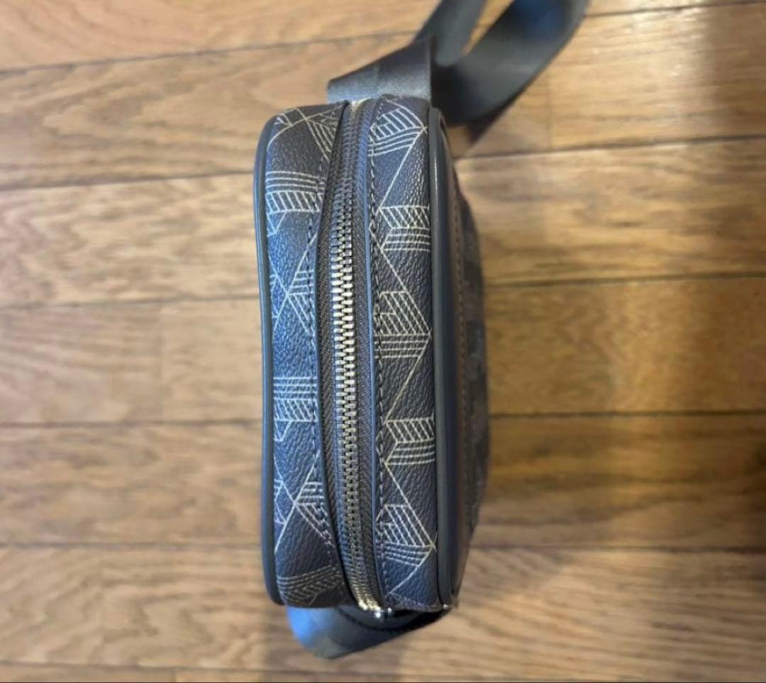 LACOSTEラコステ モノグラムバーティカルショルダーバック チャコールグレー