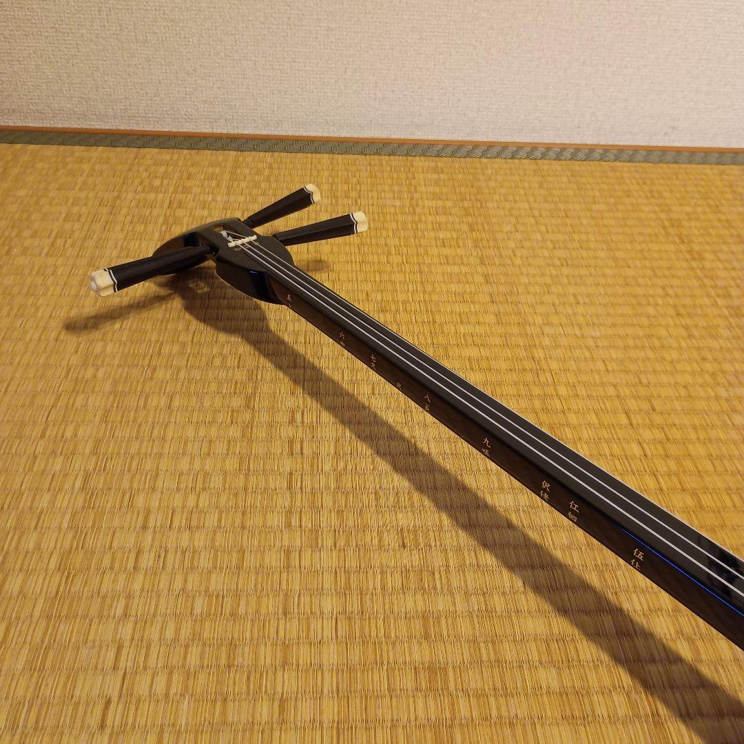 [はいいろさん]三線本体 蛇皮模様 金色装飾