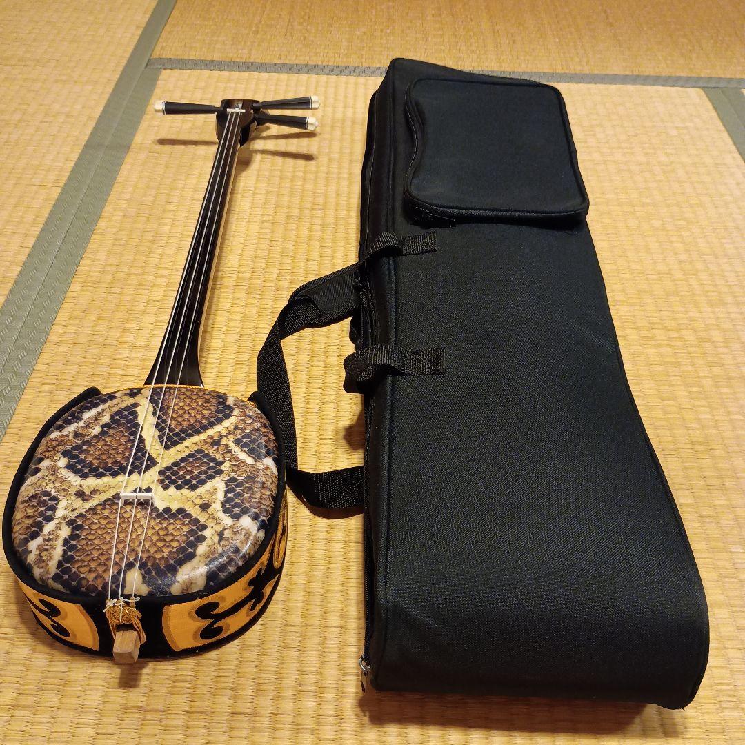 [はいいろさん]三線本体 蛇皮模様 金色装飾