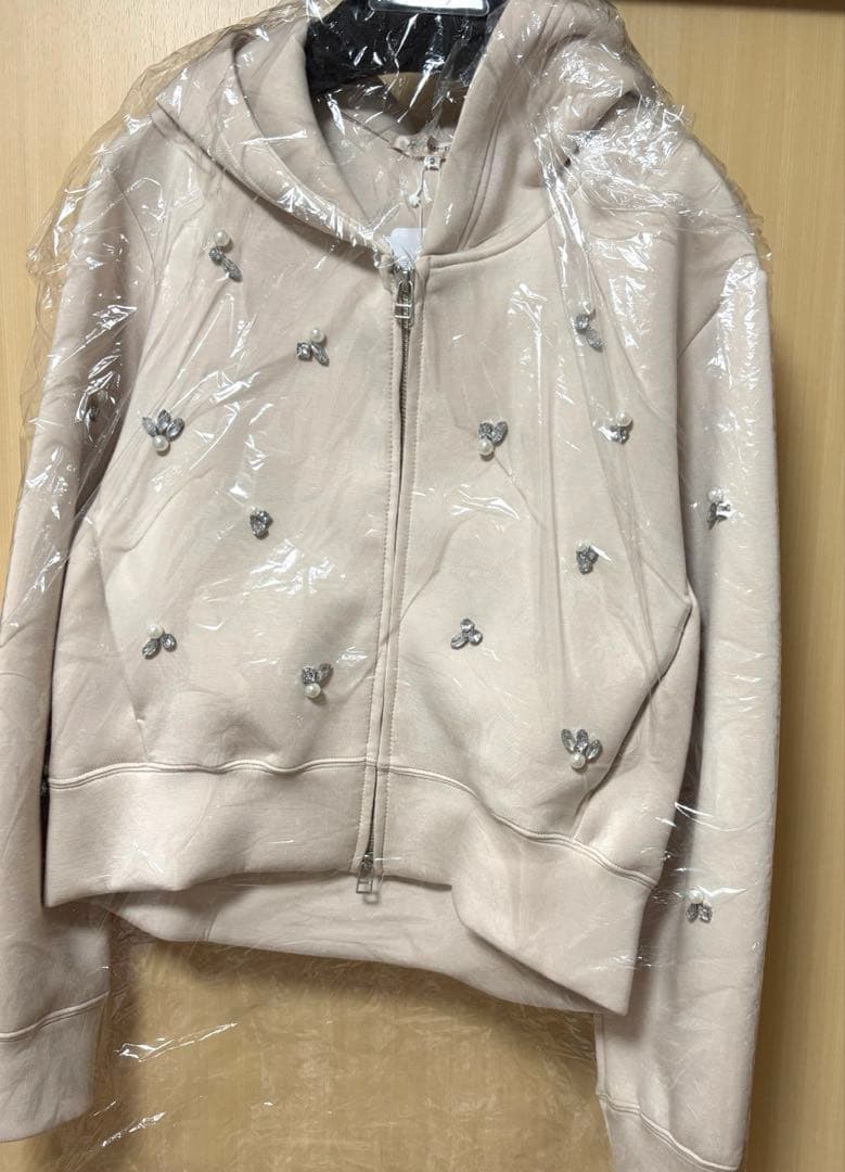 Apuweiser-riche[WEB LIMITED]キラキラビジューパーカー