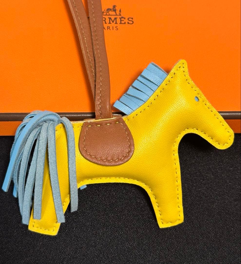 HERMES エルメス ロデオチャーム　PMジョーヌナプル セレステ ゴールド