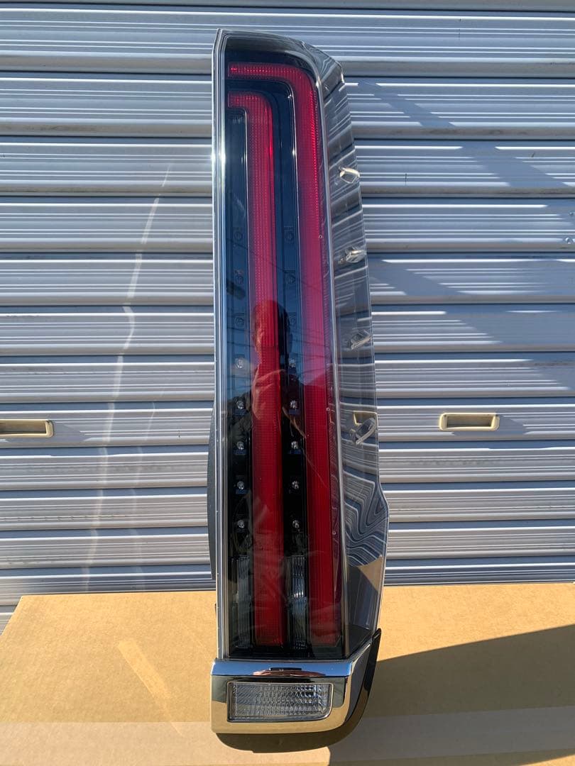 ノア エスクァイ ZRR80 後期 純正 右テールランプ 81551-28711