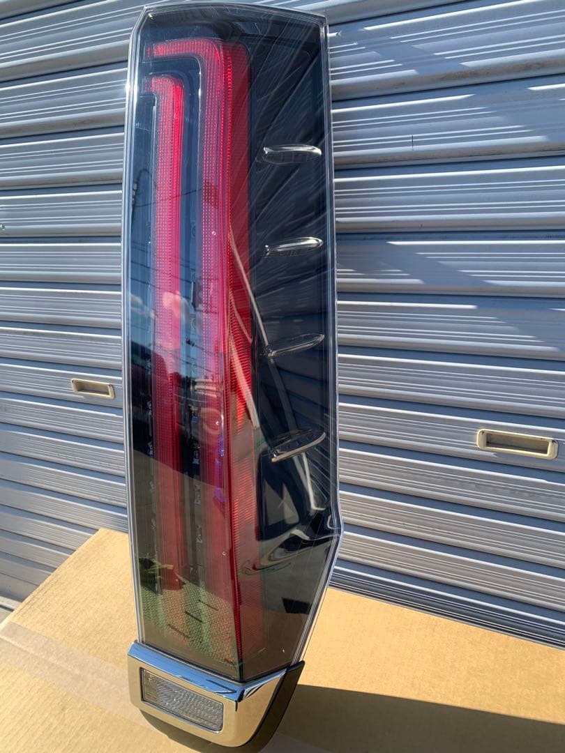 ノア エスクァイ ZRR80 後期 純正 右テールランプ 81551-28711