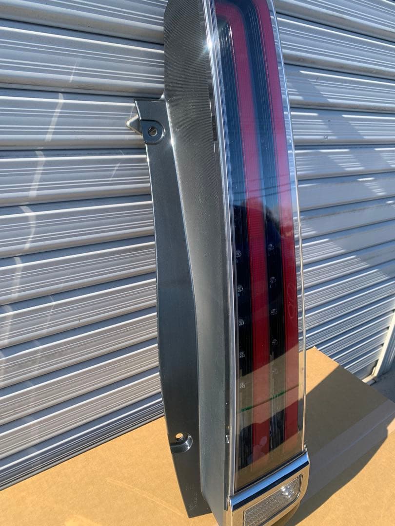 ノア エスクァイ ZRR80 後期 純正 右テールランプ 81551-28711