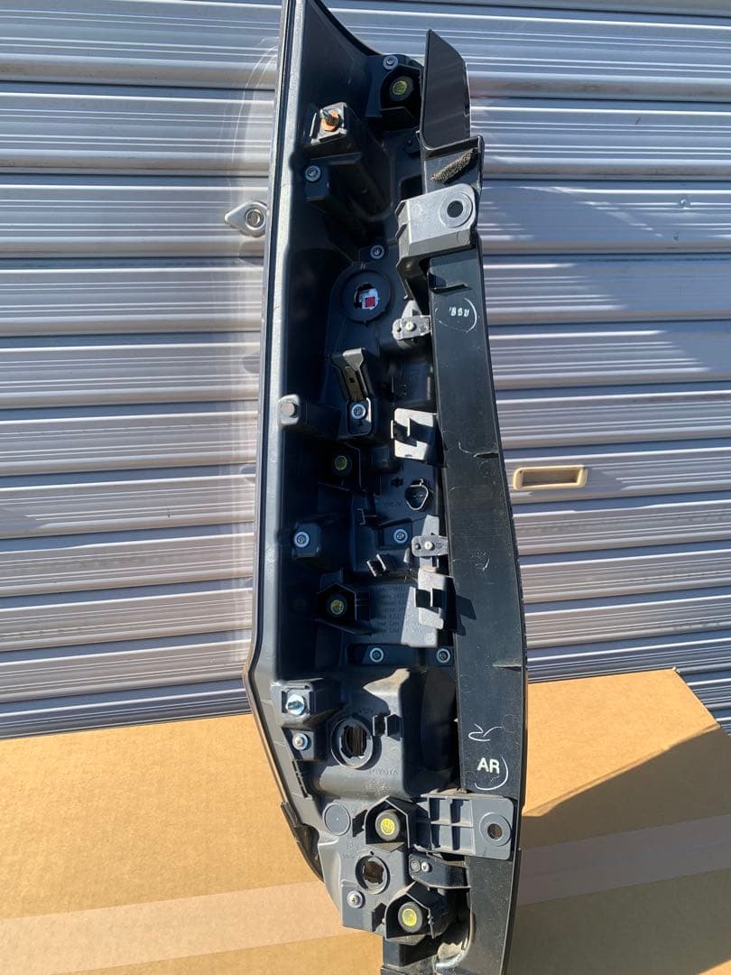 ノア エスクァイ ZRR80 後期 純正 右テールランプ 81551-28711