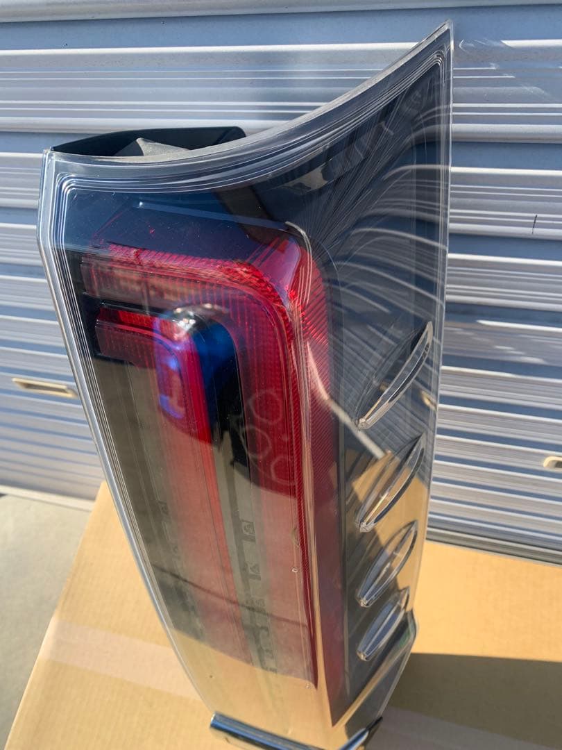 ノア エスクァイ ZRR80 後期 純正 右テールランプ 81551-28711