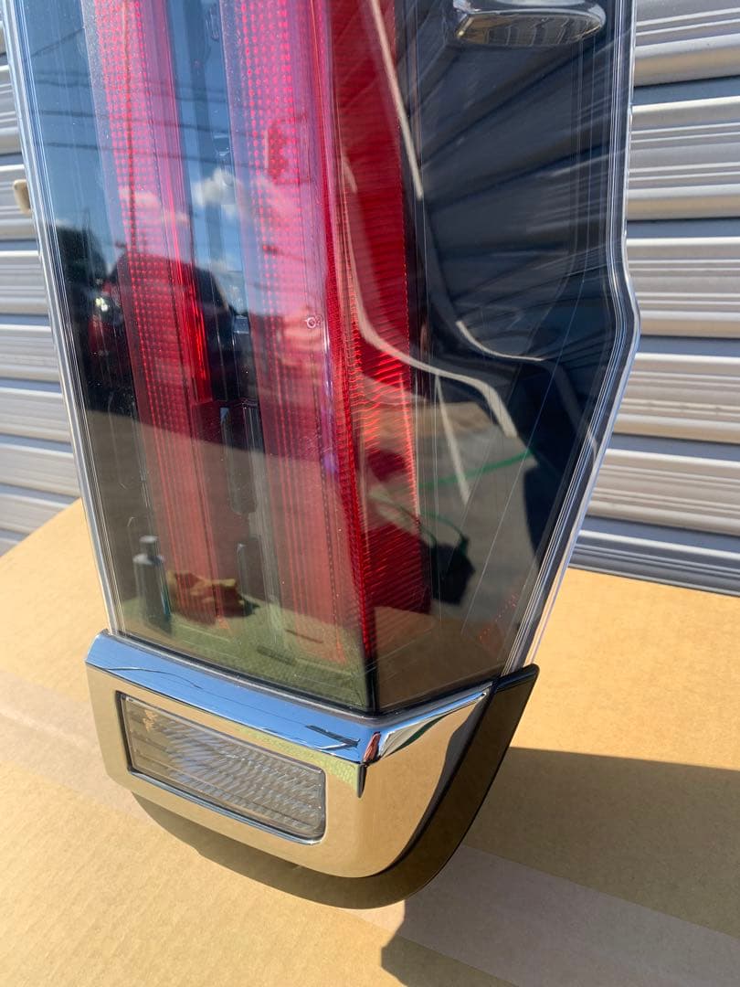 ノア エスクァイ ZRR80 後期 純正 右テールランプ 81551-28711