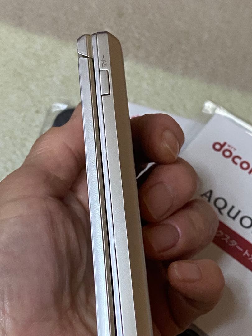 b*8様 ドコモAQUOS SH-02L シルバー本体　ガラホ　箱卓上ホルダ付